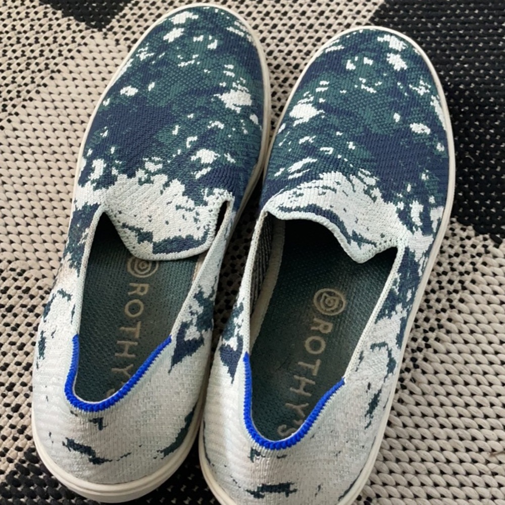 Gently worn Rothy sneaker. Size 8